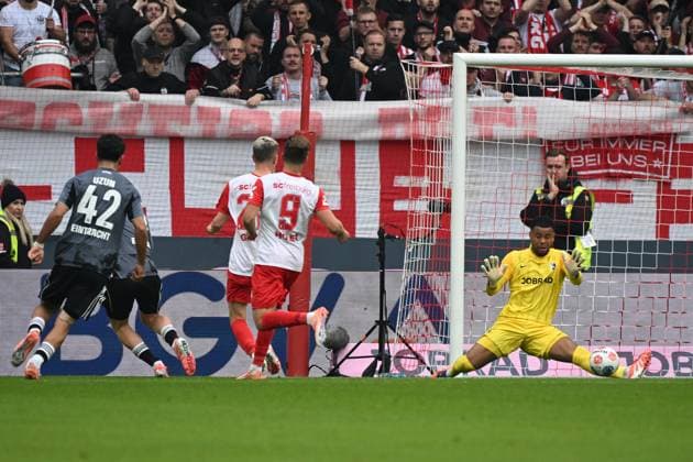 19 10 2025, xjhx, Fussball 1 Bundesliga, SC Freiburg Eintracht Frankfurt v l Jonathan Jonny Burkardt Eintracht Frankfurt Torschuetze, erzielt das Tor, Treffer, scores the goal 1 1 Noah Atubolu SC Freiburg DFL DFB REGULATIONS PROHIBIT ANY USE OF PHOTOGRAPHS as IMAGE SEQUENCES and or QUASI VIDEO Freiburg