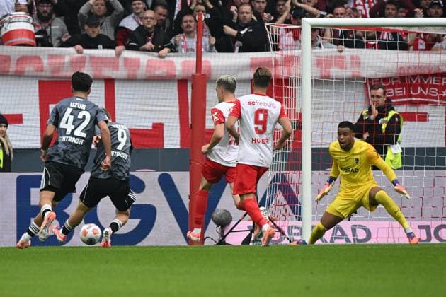 19 10 2025, xjhx, Fussball 1 Bundesliga, SC Freiburg Eintracht Frankfurt v l Jonathan Jonny Burkardt Eintracht Frankfurt Torschuetze, erzielt das Tor, Treffer, scores the goal 1 1 Noah Atubolu SC Freiburg DFL DFB REGULATIONS PROHIBIT ANY USE OF PHOTOGRAPHS as IMAGE SEQUENCES and or QUASI VIDEO Freiburg