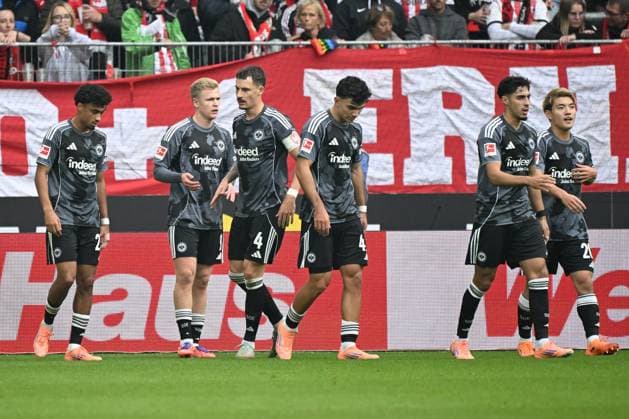 19 10 2025, xjhx, Fussball 1 Bundesliga, SC Freiburg Eintracht Frankfurt v l Torjubel nach dem Tor zum celebrating the goal celebrate 1 1 durch Jonathan Jonny Burkardt Eintracht Frankfurt DFL DFB REGULATIONS PROHIBIT ANY USE OF PHOTOGRAPHS as IMAGE SEQUENCES and or QUASI VIDEO Freiburg