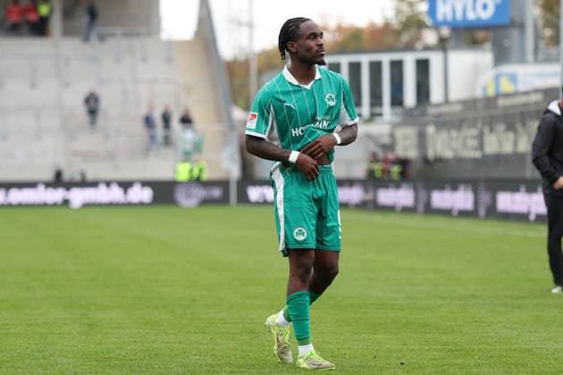 19 10 2025, xrekx, Fussball 2 Bundesliga, SV Elversberg SpVgg Greuther Fuerth v l Noel Futkeu SpVgg Greuther Fuerth enttaeuscht, enttäuscht, schaut enttaeuscht, traurig, frustriert, niedergeschlagen, disappointed, sad, frustrated DFL DFB REGULATIONS PROHIBIT ANY USE OF PHOTOGRAPHS as IMAGE SEQUENCES and or QUASI VIDEO Elversberg