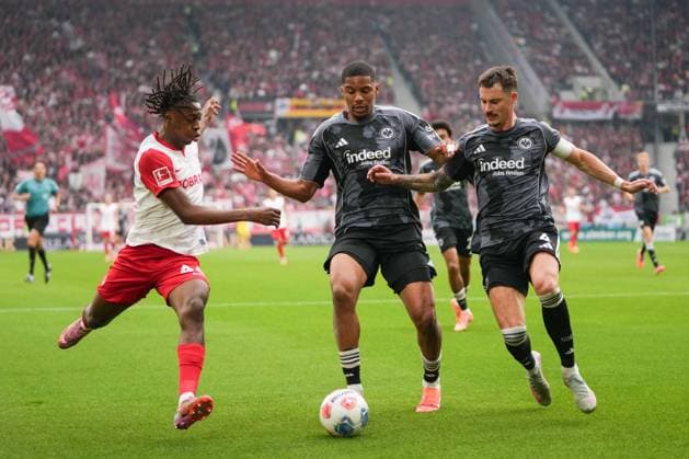 1 Bundesliga SC Freiburg vs Eintracht Frankfurt, 19 10 2025 Johan Manzambi SC Freiburg, 44 in a duel with Aurèle Amenda Eintracht Frankfurt, 5 an Robin Koch Eintracht Frankfurt, 4 1 Bundesliga SC Freiburg vs Eintracht Frankfurt, Europa Park Stadion, 19 10 2025 DFB DFL REGULATIONS PROHIBIT ANY USE OF PHOTOGRAPHS AS IMAGE SEQUENCES AND OR QUASI VIDEO Copyright: xBEAUTIFULxSPORTS Boscox