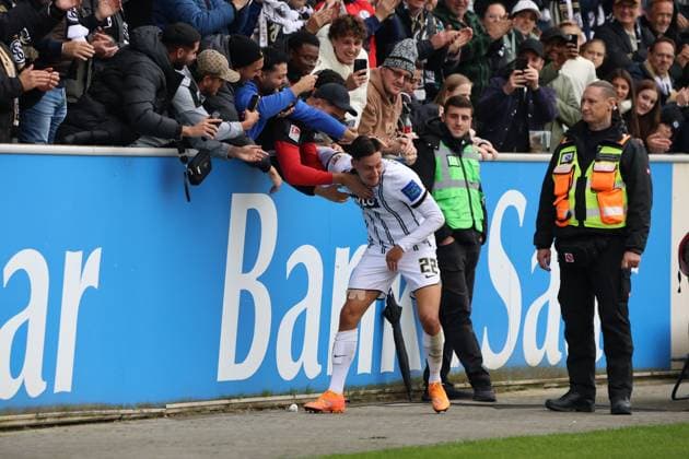 19 10 2025, Soccer, Men, 2 Bundesliga, Season 2025 2026, SV 07 Elversberg SpVgg Greuther Fürth, Goal celebration to 4 0, Goalscorer Younes Ebnoutalib SV 07 Elversberg Elversberg Ursapharm Arena an der Kaiserlinde Saarland Germany EN Copyright: xSebastianxBachx