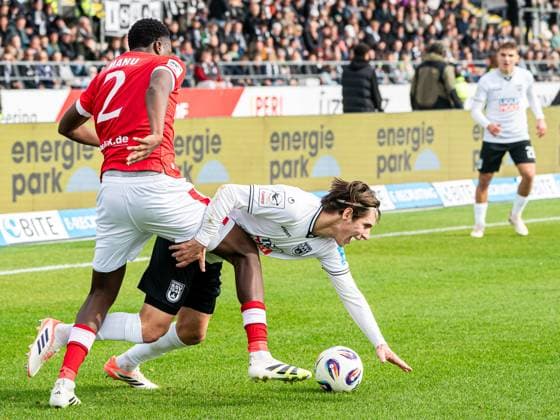 Max Brandt SSV Ulm 1846, 23 in duel with King Manu FC Energie Cottbus, 02 , GER, SSV Ulm 1846 vs FC Energie Cottbus, Football, 3 Liga, Season 2025 2026, 19 10 2025, DFB DFL regulations prohibit any use of photographs as image sequences and or quasi video GER, SSV Ulm 1846 vs FC Energie Cottbus, Football, 3 Liga, Season 2025 2026, 19 10 2025 Ulm Copyright: xMichaelxSchmidt Eibner-Pressefotx EP_MST