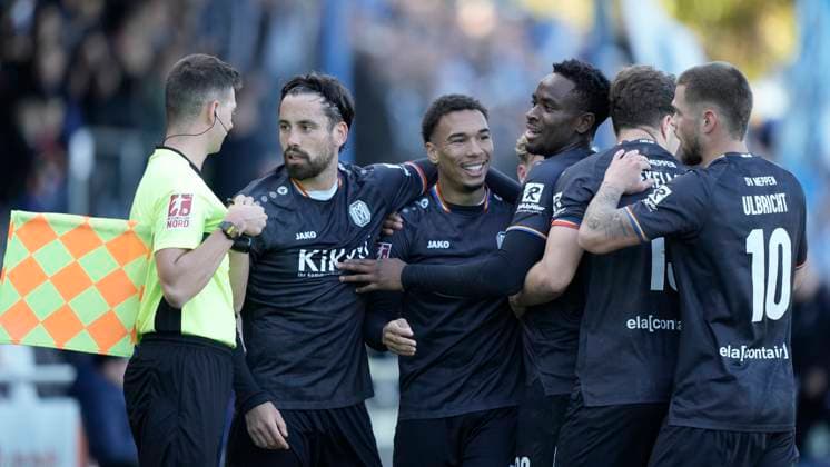 19 10 2025, Stadion, Bremen, GER, Regionalliga Nord, 15 Spieltag Bremer SV vs SV Meppen, Oliver Schmitt SV Meppen 7 , center, beams after his 0 1 goal DFL REGULATIONS PROHIBIT ANY USE OF PHOTOGRAPHS AS IMAGE SEQUENCES AND OR QUASI VIDEO Bremen Bremen Bremen Germany Stadion