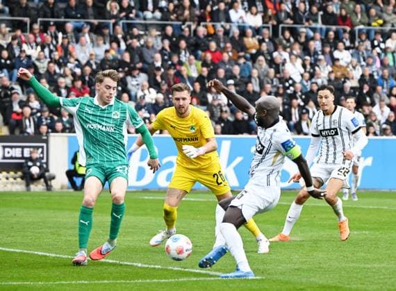Soccer 2 Bundesliga Season 2025 26 14 09 2025 Ursapharm Arena SV Elversberg elv SpVgg Fürth fue 6 0 Amara CONDE SV Elversberg , r, Goalkeeper Pelle BOEVINK SpVgg Fürth , mi, Gian Luca ITTER SpVgg Fürth Soccer 2 Bundesliga SV Elversberg