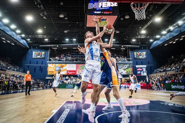 Rostock, Germany 19 October 2025 1 BBL 2025 2026 Rostock Seawolves vs Science City Jena Pictured from left in a duel Joe Wieskamp Science City Jena and Andy van Vliet ROSTOCK SEAWOLVES Copyright: xFotostandx xVoelkerx