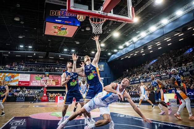 Rostock, Germany October 19, 2025 1 BBL 2025 2026 Rostock Seawolves vs Science City Jena In the picture from left Owen Klassen ROSTOCK SEAWOLVES , Andy van Vliet ROSTOCK SEAWOLVES and Joe Wieskamp Science City Jena Copyright: xFotostandx xVoelkerx