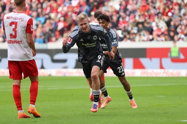 19 10 2025, Soccer Bundesliga, SC Freiburg Eintracht Frankfurt, v l , Goal celebration, celebrate the goal DFL DFB REGULATIONS PROHIBIT ANY USE OF PHOTOGRAPHS AS IMAGE SEQUENCES AND OR QUASI VIDEO xdcx Copyright: HMBxMedia Claus