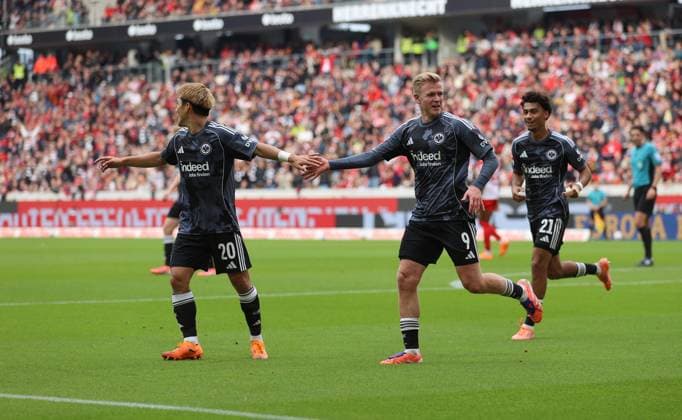 19 10 2025, Soccer Bundesliga, SC Freiburg Eintracht Frankfurt, v l , Goal celebration, celebrate the goal, Ritsu Doan Eintracht Frankfurt DFL DFB REGULATIONS PROHIBIT ANY USE OF PHOTOGRAPHS AS IMAGE SEQUENCES AND OR QUASI VIDEO xdcx Copyright: HMBxMedia Claus