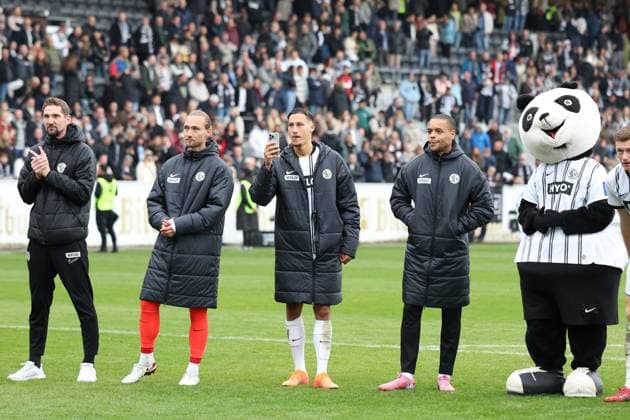 19 10 2025, xrekx, Fussball 2 Bundesliga, SV Elversberg SpVgg Greuther Fuerth v l Younes Ebnoutalib SV 07 Elversberg Jan Gyamerah SV 07 Elversberg thanks the fans, the player thanks the fans for their support DFL DFB REGULATIONS PROHIBIT ANY USE OF PHOTOGRAPHS as IMAGE SEQUENCES and or QUASI VIDEO Elversberg