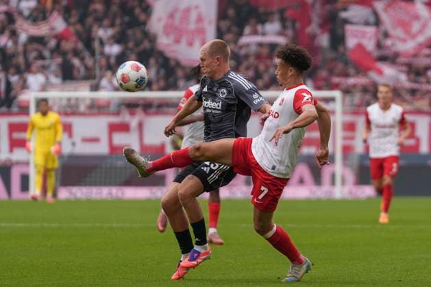 Rasmus Kristensen Eintracht Frankfurt, 13 in duel with Derry Scherhant SC Freiburg, 07 , Germany, Soccer, 1 Bundesliga, 7 Matchday, 2025 2026, SC Freiburg vs Eintracht Frankfurt, 19 10 2025, Europa Park Stadion, Freiburg, Germany DFL REGULATIONS PROHIBIT ANY USE OF PHOTOGRAPHS AS IMAGE SEQUENCES AND OR QUASI VIDEO Freiburg Europa Park Stadion Baden Württemberg Germany Copyright: xArnexAmbergx