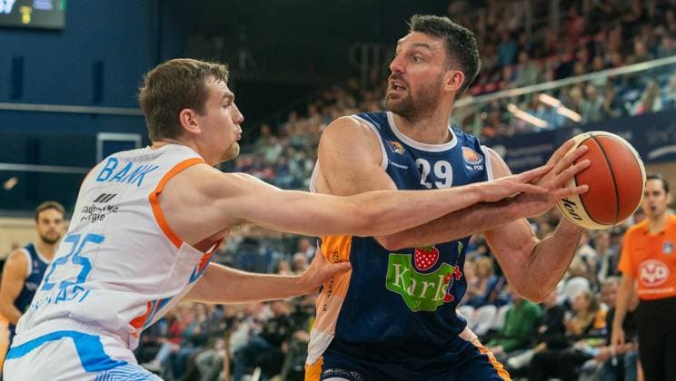 19 10 2025, Basketball, Men, BBL Cup, BBL, Round of 16, Rostock Seawolves Science City Jena Lorenz Bank Science City Jena, left against Owen Klassen Rostock Seawolves, right Rostock Stadthalle Mecklenburg Vorpommern Germany