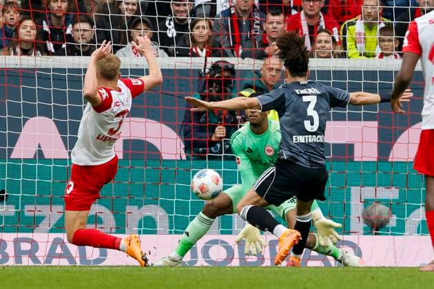 Philipp Lienhart SC Freiburg, 03 , Kaua Santos Eintracht Frankfurt, 40 and Arthur Theate Eintracht Frankfurt, 03 fighting for the ball , Germany, Soccer, 1 Bundesliga, 7 Matchday, 2025 2026, SC Freiburg vs Eintracht Frankfurt, 19 10 2025, Europa Park Stadion, Freiburg im Breisgau, Germany Freiburg im Breisgau Europa Park Stadion Baden Württemberg Germany Copyright: xGrantxHubbsx