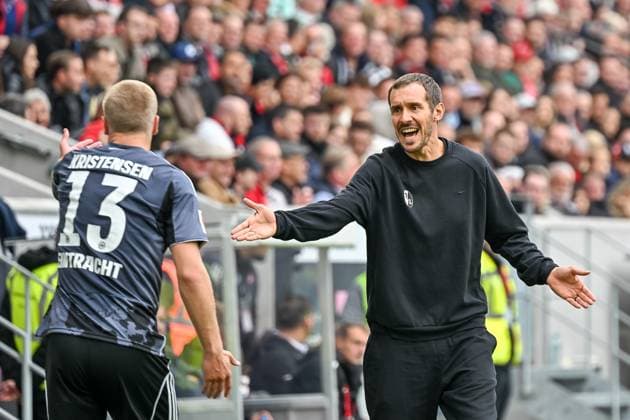 Rasmus Kristensen Eintracht Frankfurt, 13 , Julian Schuster SC Freiburg, Coach with emotions GER, SC Freiburg Eintracht Frankfurt, Football, Bundesliga, Matchday 7, Season 2025 2026, 19 10 2025 DFL DFB REGULATIONS PROHIBIT ANY USE OF PHOTOGRAPHS AS IMAGE SEQUENCES AND OR QUASI VIDEO GER, SC Freiburg Eintracht Frankfurt, Football, Bundesliga, Matchday 7, Season 2025 2026, 19 10 2025 Freiburg Copyright: xEibner-Pressefoto ThomasxHessx EP_THS