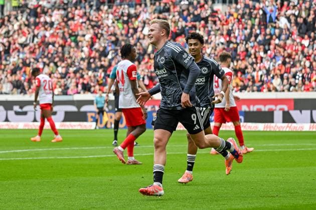 Celebration after the goal for 1 2 by Jonathan Burkardt Eintracht Frankfurt, 09 with Nathaniel Brown Eintracht Frankfurt, 21 GER, SC Freiburg Eintracht Frankfurt, Football, Bundesliga, Matchday 7, Season 2025 2026, 19 10 2025 DFL DFB REGULATIONS PROHIBIT ANY USE OF PHOTOGRAPHS AS IMAGE SEQUENCES AND OR QUASI VIDEO GER, SC Freiburg Eintracht Frankfurt, Football, Bundesliga, Matchday 7, Season 2025 2026, 19 10 2025 Freiburg Copyright: xEibner-Pressefoto ThomasxHessx EP_THS
