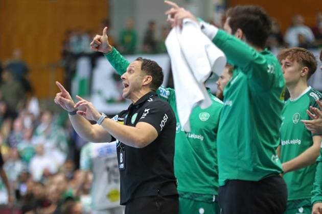 Handball DAIKIN HBL SC DHfK Leipzig SC Magdeburg 19 10 2025 Head Coach Raul Alonso SC DHfK Leipzig Handball, DAIKIN HBL, 1 Bundesliga, Season 2025 2026, Matchday 9 SC DHfK Leipzig vs SC Magdeburg on 19 10 2025 at the Quarterback Immobilien Arena Leipzig Copyright: xBEAUTIFULxSPORTS JanxKaeferx
