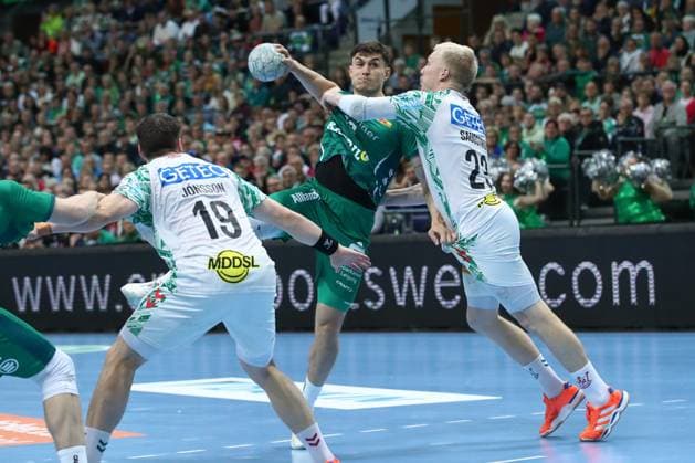19 10 2025, xtgx, Handball, Daikin HBL, SC DHfK Leipzig SC Magdeburg v l Matej Klima Leipzig, 13 , Magnus Saugstrup Magdeburg, 23 duel, duel, fight, tackle Leipzig