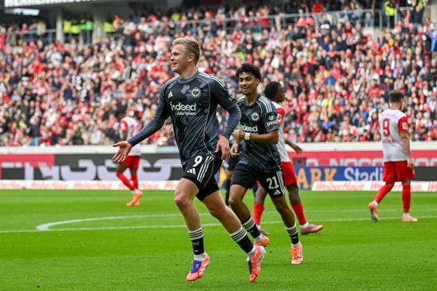 Celebration after the goal for 1 2 by Jonathan Burkardt Eintracht Frankfurt, 09 with Nathaniel Brown Eintracht Frankfurt, 21 GER, SC Freiburg Eintracht Frankfurt, Football, Bundesliga, Matchday 7, Season 2025 2026, 19 10 2025 DFL DFB REGULATIONS PROHIBIT ANY USE OF PHOTOGRAPHS AS IMAGE SEQUENCES AND OR QUASI VIDEO GER, SC Freiburg Eintracht Frankfurt, Football, Bundesliga, Matchday 7, Season 2025 2026, 19 10 2025 Freiburg Copyright: xEibner-Pressefoto ThomasxHessx EP_THS