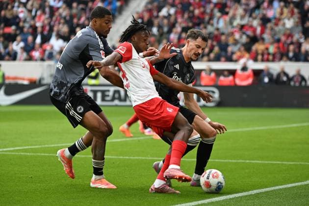 19 10 2025, xjhx, Soccer 1 Bundesliga, SC Freiburg Eintracht Frankfurt v l Aurele Amenda Eintracht Frankfurt Johan Manzambi SC Freiburg Robin Koch Eintracht Frankfurt Zweikampf, Aktion, action, battle for the ball DFL DFB REGULATIONS PROHIBIT ANY USE OF PHOTOGRAPHS as IMAGE SEQUENCES and or QUASI VIDEO Freiburg