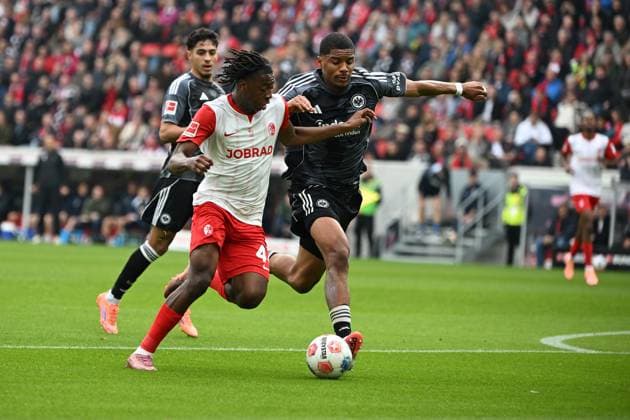 19 10 2025, xjhx, Soccer 1 Bundesliga, SC Freiburg Eintracht Frankfurt v l Aurele Amenda Eintracht Frankfurt Johan Manzambi SC Freiburg Zweikampf, Aktion, action, battle for the ball DFL DFB REGULATIONS PROHIBIT ANY USE OF PHOTOGRAPHS as IMAGE SEQUENCES and or QUASI VIDEO Freiburg