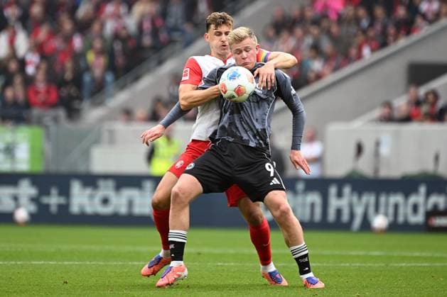 19 10 2025, xjhx, Soccer 1 Bundesliga, SC Freiburg Eintracht Frankfurt v l Maximilian Eggestein SC Freiburg Jonathan Jonny Burkardt Eintracht Frankfurt Zweikampf, Aktion, action, battle for the ball DFL DFB REGULATIONS PROHIBIT ANY USE OF PHOTOGRAPHS as IMAGE SEQUENCES and or QUASI VIDEO Freiburg