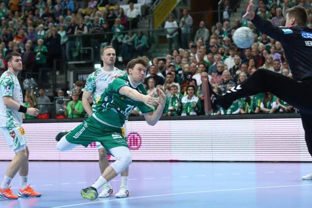 19 10 2025, xtgx, Handball, Daikin HBL, SC DHfK Leipzig SC Magdeburg v l Tim Hertzfeld Leipzig, 72 throws goal, goal scorer, scores goal, scores the goal Leipzig
