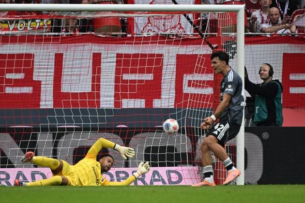 19 10 2025, xjhx, Soccer 1 Bundesliga, SC Freiburg Eintracht Frankfurt v l Noah Atubolu SC Freiburg Can Uzun Eintracht Frankfurt at the goal to 1 2 DFL DFB REGULATIONS PROHIBIT ANY USE OF PHOTOGRAPHS as IMAGE SEQUENCES and or QUASI VIDEO Freiburg