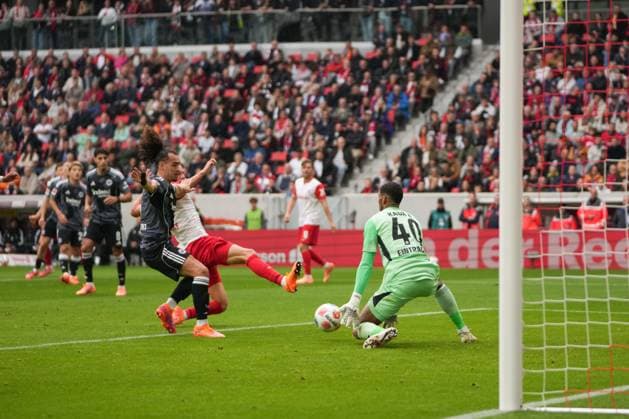 1 Bundesliga SC Freiburg vs Eintracht Frankfurt, 19 10 2025 Kauã Santos Eintracht Frankfurt, 40 with a safe 1 Bundesliga SC Freiburg vs Eintracht Frankfurt, Europa Park Stadion, 19 10 2025 DFB DFL REGULATIONS PROHIBIT ANY USE OF PHOTOGRAPHS AS IMAGE SEQUENCES AND OR QUASI VIDEO Copyright: xBEAUTIFULxSPORTS Boscox