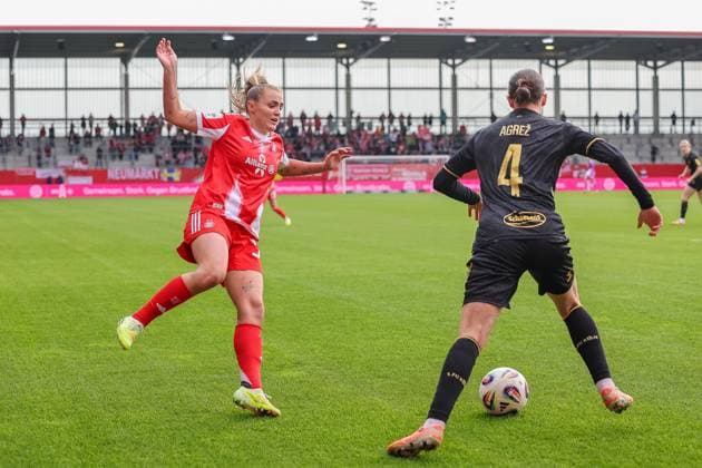 Sara Agrez 1 FC Koeln, 04 with Georgia Stanway FC Bayern Muenchen, 31 , GER, FC Bayern Muenchen vs 1 FC Koeln, Soccer, Google Pixel Womens Bundesliga, 7 Matchday, Season 2025 2026, 19 10 2025, DFL DFB REGULATIONS PROHIBIT ANY USE OF PHOTOGRAPHS as IMAGE SEQUENCES and or QUASI VIDEO, GER, FC Bayern Muenchen vs 1 FC Koeln, Football, Google Pixel Frauen Bundesliga, 7 Spieltag, Saison 2025 2026, 19 10 2025 Muenchen Copyright: xEibner-Pressefoto JennixMaulx EP_JML