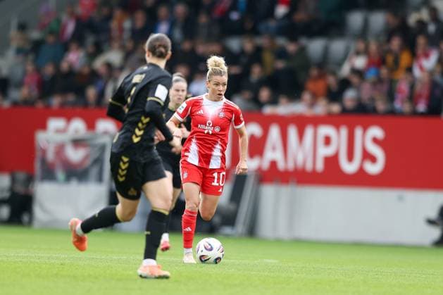 Linda Dallmann FC Bayern Muenchen, 10 with Sara Agrez 1 FC Koeln, 04 , GER, FC Bayern Muenchen vs 1 FC Koeln, Soccer, Google Pixel Womens Bundesliga, 7 Matchday, Season 2025 2026, 19 10 2025, DFL DFB REGULATIONS PROHIBIT ANY USE OF PHOTOGRAPHS as IMAGE SEQUENCES and or QUASI VIDEO, GER, FC Bayern Muenchen vs 1 FC Koeln, Football, Google Pixel Frauen Bundesliga, 7 Spieltag, Saison 2025 2026, 19 10 2025 Muenchen Copyright: xEibner-Pressefoto JennixMaulx EP_JML