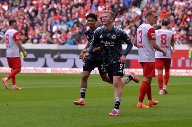 19 10 2025, xblx, Fussball 1 Bundesliga, SC Freiburg Eintracht Frankfurt v l Torjubel nach dem Tor zum celebrating the goal celebrate 1 2 durch Jonathan Jonny Burkardt Eintracht Frankfurt DFL DFB REGULATIONS PROHIBIT ANY USE OF PHOTOGRAPHS as IMAGE SEQUENCES and or QUASI VIDEO Freiburg