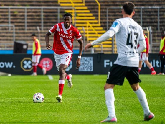 King Manu FC Energie Cottbus, 02 mit Tempo am Ball, GER, SSV Ulm 1846 vs FC Energie Cottbus, Football, 3 Liga, Spielzeit 2025 2026, 19 10 2025, DFB DFL regulations prohibit any use of photographs as image sequences and or quasi video GER, SSV Ulm 1846 vs FC Energie Cottbus, Football, 3 Liga, Spielzeit 2025 2026, 19 10 2025 Ulm Copyright: xMichaelxSchmidt Eibner-Pressefotx EP_MST
