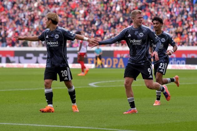 19 10 2025, xblx, Fussball 1 Bundesliga, SC Freiburg Eintracht Frankfurt v l Torjubel nach dem Tor zum celebrating the goal celebrate 1 2 durch Jonathan Jonny Burkardt Eintracht Frankfurt DFL DFB REGULATIONS PROHIBIT ANY USE OF PHOTOGRAPHS as IMAGE SEQUENCES and or QUASI VIDEO Freiburg