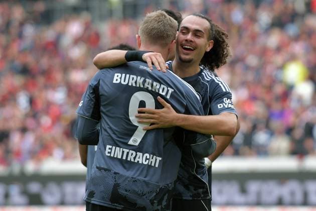 19 10 2025, xblx, Fussball 1 Bundesliga, SC Freiburg Eintracht Frankfurt v l Torjubel nach dem Tor zum celebrating the goal celebrate 1 2 durch Jonathan Jonny Burkardt Eintracht Frankfurt DFL DFB REGULATIONS PROHIBIT ANY USE OF PHOTOGRAPHS as IMAGE SEQUENCES and or QUASI VIDEO Freiburg