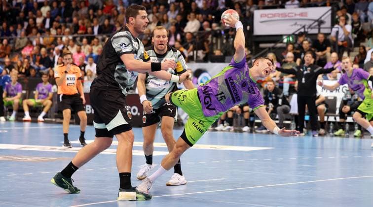 BAU 19 10 2025 Stuttgart Handball TVB Stuttgart vs Füchse Berlin, f l Mijajlo Marsenic, Max Darj Berlin , Simone Mengon Stuttgart