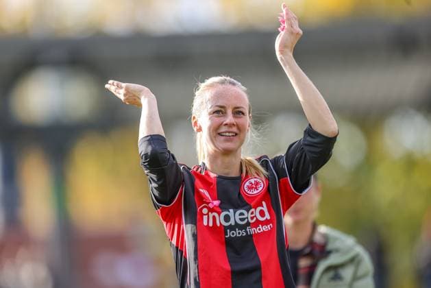 DEU, Frankfurt, Eintracht Frankfurt vs Werder Bremen, Google Pixel Frauen Bundesliga, DFB, Saison 2526, Stadion am Bretanobad, 7 Spieltag im Bild Eintracht Frankfurt gewinnt mit 2 0 Tor gegen Werder Bremen, Jubel vor den Fans, Amanda Ilestedt Eintracht Frankfurt 13 DFB DFL REGULATIONS PROHIBIT ANY USE OF PHOTOGRAPHS AS IMAGE SEQUENCES AND OR QUASI VIDEO, 19 10 2025 Copyright: HMBxMedia HendrikxHamelau