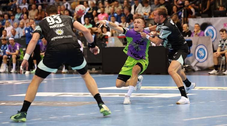 BAU 19 10 2025 Stuttgart Handball TVB Stuttgart vs Füchse Berlin, f l Mijajlo Marsenic Berlin , Simone Mengon Stuttgart , Max Darj Berlin