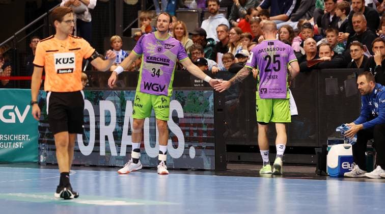 BAU 19 10 2025 Stuttgart Handball TVB Stuttgart vs Füchse Berlin, Patrick Zieker Stuttgart, right, has to leave the pitch after a foul and a red card, Kai Häfner TVB, left