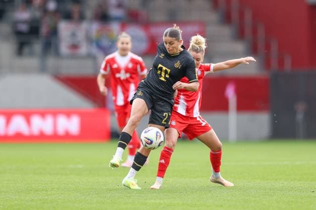 Linda Dallmann FC Bayern Muenchen, 10 with Laura Feiersinger 1 FC Koeln, 27 , GER, FC Bayern Muenchen vs 1 FC Koeln, Soccer, Google Pixel Womens Bundesliga, 7 Matchday, Season 2025 2026, 19 10 2025, DFL DFB REGULATIONS PROHIBIT ANY USE OF PHOTOGRAPHS as IMAGE SEQUENCES and or QUASI VIDEO, GER, FC Bayern Muenchen vs 1 FC Koeln, Football, Google Pixel Frauen Bundesliga, 7 Spieltag, Saison 2025 2026, 19 10 2025 Muenchen Copyright: xEibner-Pressefoto JennixMaulx EP_JML