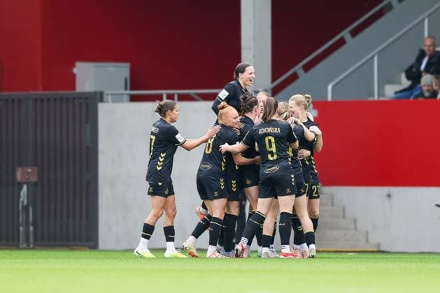 The Cologne players celebrate the goal for 0 2 by Sandra Maria Jessen 1 FC Koeln, 06 , GER, FC Bayern Muenchen vs 1 FC Koeln, Football, Google Pixel Womens Bundesliga, Matchday 7, Season 2025 2026, 19 10 2025, DFL DFB REGULATIONS PROHIBIT ANY USE OF PHOTOGRAPHS as IMAGE SEQUENCES and or QUASI VIDEO, GER, FC Bayern Muenchen vs 1 FC Koeln, Football, Google Pixel Frauen Bundesliga, 7 Spieltag, Saison 2025 2026, 19 10 2025 Muenchen Copyright: xEibner-Pressefoto JennixMaulx EP_JML