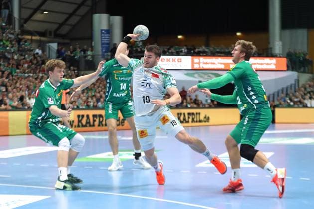 Handball DAIKIN HBL SC DHfK Leipzig SC Magdeburg 19 10 2025 Elvar Örn Jonsson 19, SC Magdeburg throws Handball, DAIKIN HBL, 1 Bundesliga, Season 2025 2026, 9 Matchday SC DHfK Leipzig vs SC Magdeburg on 19 10 2025 at the Quarterback Immobilien Arena Leipzig Copyright: xBEAUTIFULxSPORTS JanxKaeferx