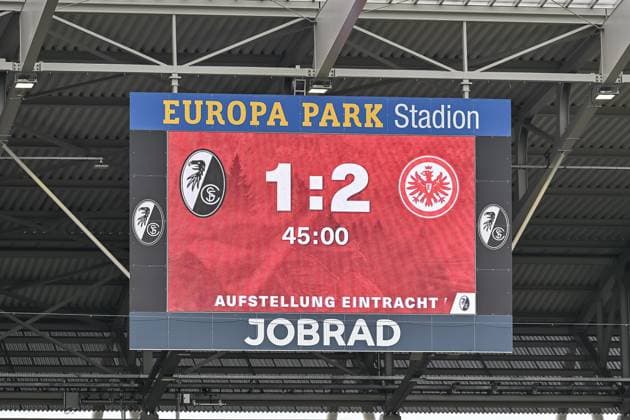 Half-time score GER, SC Freiburg Eintracht Frankfurt, Football, Bundesliga, Matchday 7, Season 2025 2026, 19 10 2025 DFL DFB REGULATIONS PROHIBIT ANY USE OF PHOTOGRAPHS AS IMAGE SEQUENCES AND OR QUASI VIDEO GER, SC Freiburg Eintracht Frankfurt, Football, Bundesliga, Matchday 7, Season 2025 2026, 19 10 2025 Freiburg Copyright: xEibner-Pressefoto ThomasxHessx EP_THS
