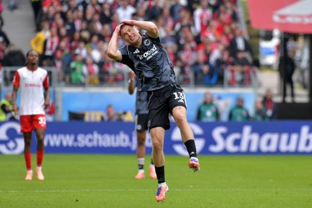 19 10 2025, xblx, Soccer 1 Bundesliga, SC Freiburg Eintracht Frankfurt v l Rasmus Kristensen Eintracht Frankfurt DFL DFB REGULATIONS PROHIBIT ANY USE OF PHOTOGRAPHS as IMAGE SEQUENCES and or QUASI VIDEO Freiburg