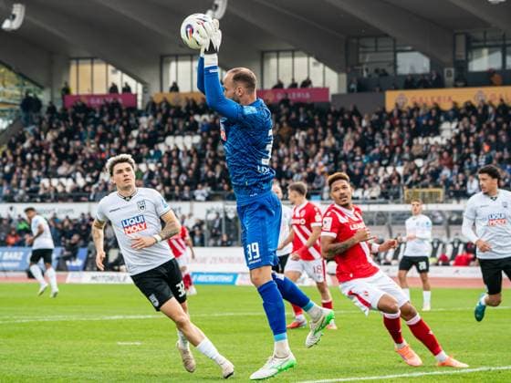 Christian Ortag SSV Ulm 1846, 39 faengt den Ball sicher, GER, SSV Ulm 1846 vs FC Energie Cottbus, Football, 3 Liga, Spielzeit 2025 2026, 19 10 2025, DFB DFL regulations prohibit any use of photographs as image sequences and or quasi video GER, SSV Ulm 1846 vs FC Energie Cottbus, Football, 3 Liga, Spielzeit 2025 2026, 19 10 2025 Ulm Copyright: xMichaelxSchmidt Eibner-Pressefotx EP_MST