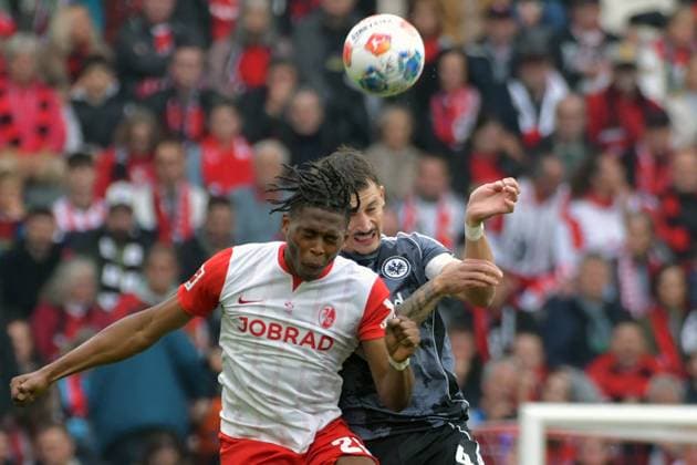19 10 2025, xblx, Fussball 1 Bundesliga, SC Freiburg Eintracht Frankfurt v l Junior Adamu SC Freiburg zautz Robin Koch Eintracht Frankfurt Zweikampf, Aktion, action, battle for the ball DFL DFB REGULATIONS PROHIBIT ANY USE OF PHOTOGRAPHS as IMAGE SEQUENCES and or QUASI VIDEO Freiburg