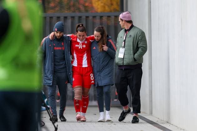 Lena Oberdorf FC Bayern Muenchen, 08 must be substituted due to injury after her substitution, GER, FC Bayern Muenchen vs 1 FC Koeln, Football, Google Pixel Frauen Bundesliga, 7 Spieltag, Saison 2025 2026, 19 10 2025, DFL DFB REGULATIONS PROHIBIT ANY USE OF PHOTOGRAPHS as IMAGE SEQUENCES and or QUASI VIDEO, GER, FC Bayern Muenchen vs 1 FC Koeln, Football, Google Pixel Frauen Bundesliga, 7 Spieltag, Saison 2025 2026, 19 10 2025 Muenchen Copyright: xEibner-Pressefoto JennixMaulx EP_JML