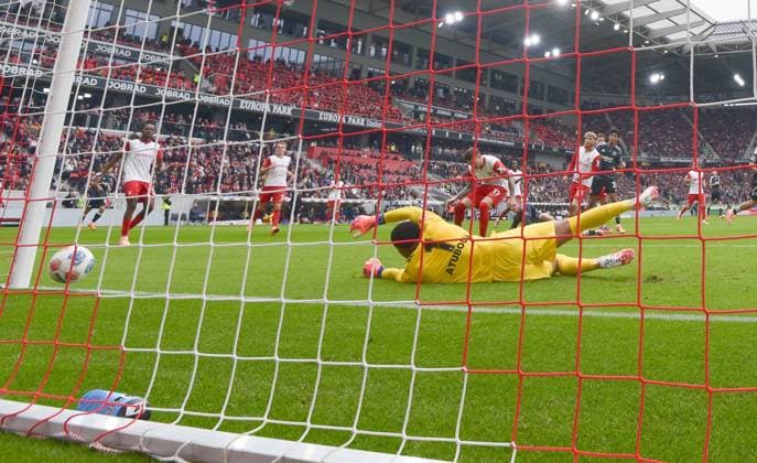 19 10 2025, xblx, Fußball 1 Bundesliga, SC Freiburg Eintracht Frankfurt v l Jonathan Burkhardt Eintracht Frankfurt , Goal scored, Tor zum 1 2, DFL DFB REGULATIONS PROHIBIT ANY USE OF PHOTOGRAPHS as IMAGE SEQUENCES and or QUASI VIDEO Freiburg