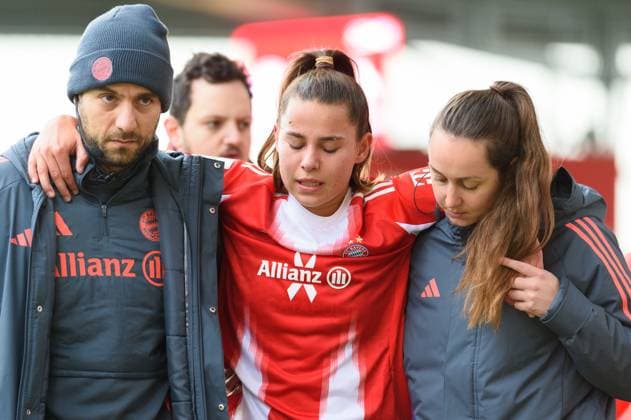 Injured Lena Oberdorf (8 FC Bayern Munich) on her way to the dressing room during the Google Pixel Frauen-Bundesliga match between FC Bayern Munich and 1.FC Cologne at FC Bayern Campus Munich, Germany.  Copyright: xSvenxBeyrich SPPx Sportspressphoto_SPR44865