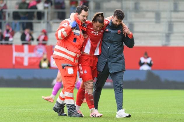 Injured Lena Oberdorf (8 FC Bayern Munich) limping off the pitch during the Google Pixel Frauen-Bundesliga match between FC Bayern Munich and 1.FC Cologne at FC Bayern Campus Munich, Germany.  Copyright: xSvenxBeyrich SPPx Sportspressphoto_SPR44866