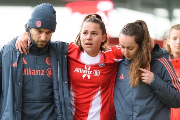 Injured Lena Oberdorf (8 FC Bayern Munich) on her way to the dressing room during the Google Pixel Frauen-Bundesliga match between FC Bayern Munich and 1.FC Cologne at FC Bayern Campus Munich, Germany. Copyright: xSvenxBeyrich SPPx Sportspressphoto_SPR44875